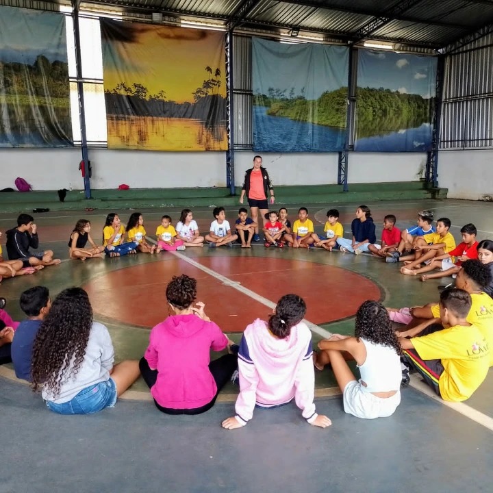 Roda de conversa com crianças e educadores no SEPIN